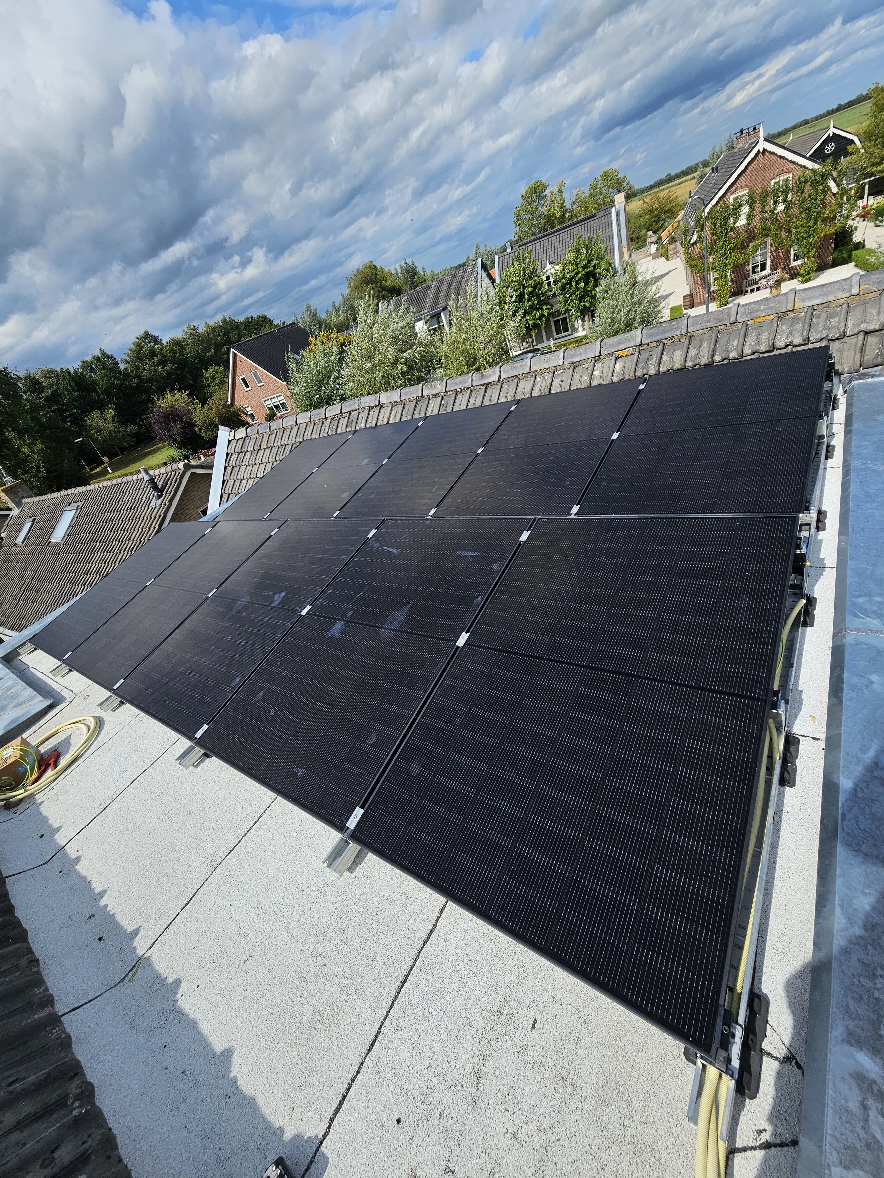 Zonnepanelen plat dak rijtjeswoning
