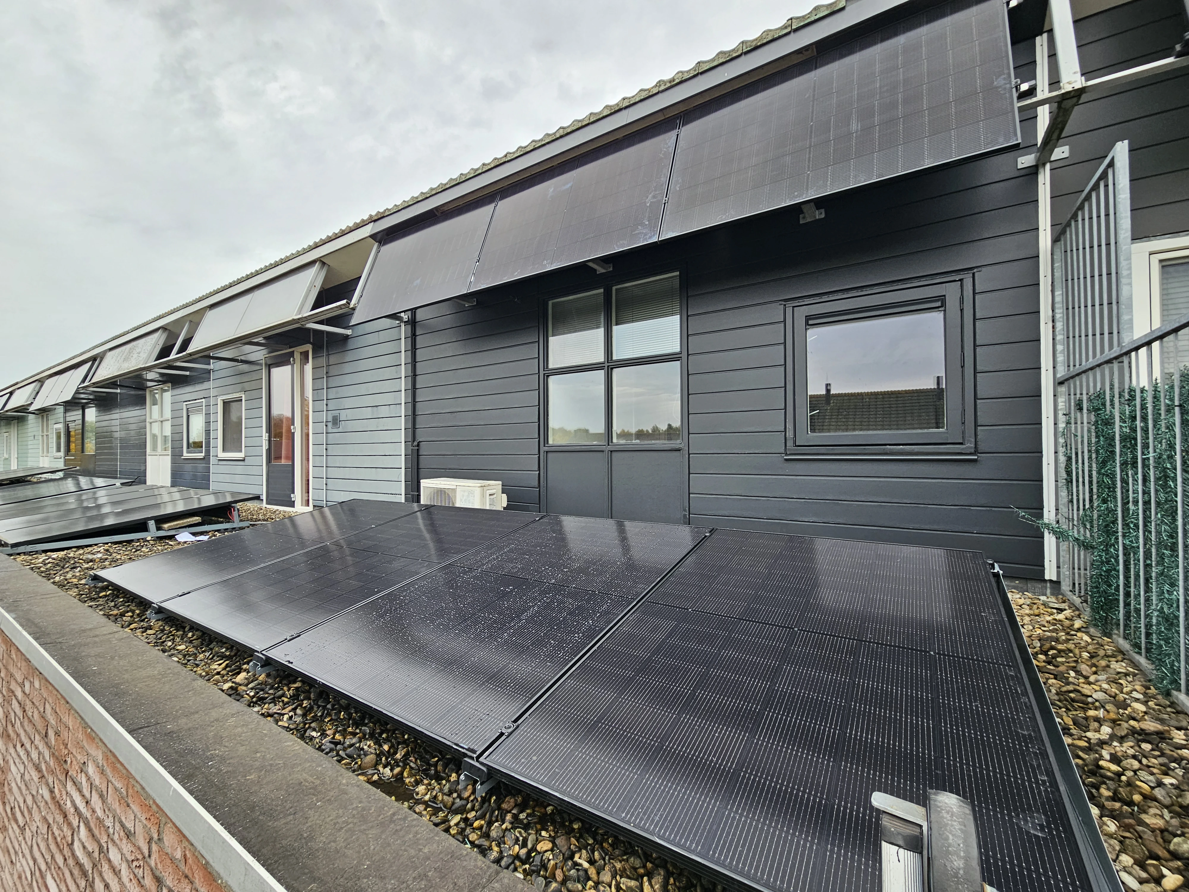 Zonnepanelen installatie moderne woning